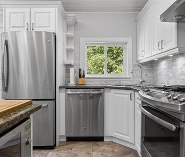 Stunning 3 Bedroom Rancher with Basement in Fort Langley with 2 Lar... - Photo 2