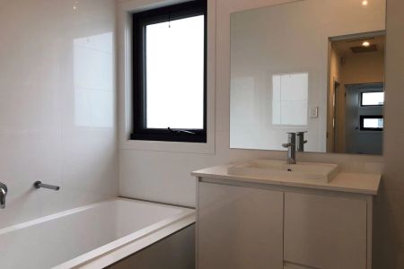 Modern 3 bedroom townhouse perfect summer location! - Photo 4