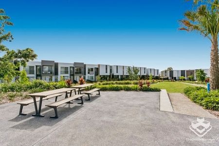 Walk to Westfield, Eden Lake, schools and so much more - Photo 2