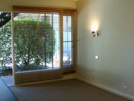 WELL LOCATED DOWNSTAIRS APARTMENT - Photo 5