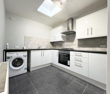 2 Bedroom Flat - Above Shop To Let - Photo 3