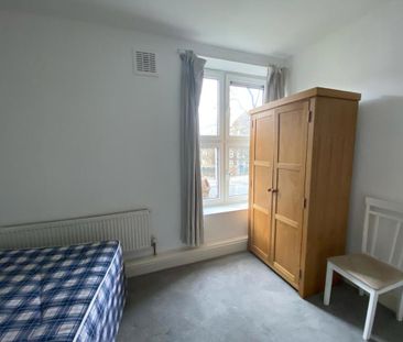 3 Bedrooms in the Heart of Wandsworth Road! - Photo 3