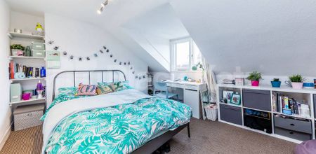 3 Bedroom, 1 bath, 1 reception Flat - Photo 2