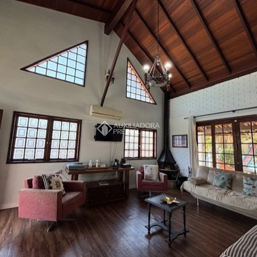 Casa com 4 quartos e 250m² para alugar em Jurerê, Florianópolis. - Photo 1