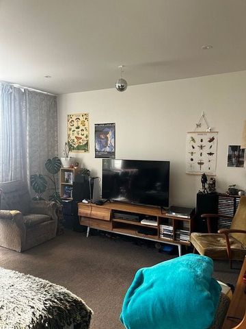 Stylish 3BR Townhouse in Newtown - Photo 5