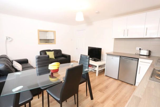 Paul Street – Room 3 - Photo 1