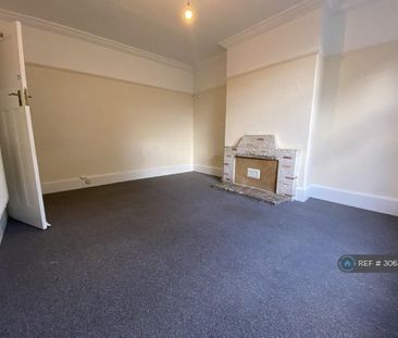 4 bedroom semi-detached house to rent - Photo 4