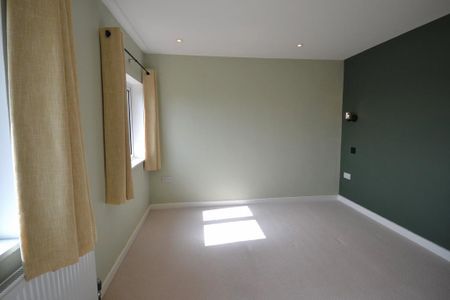 3 bedroom end of terrace house to rent - Photo 2