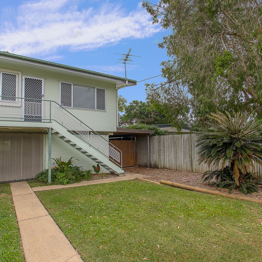 2/15 Hopkins Street, Currajong QLD 4812 - House For Rent | Domain - Photo 1