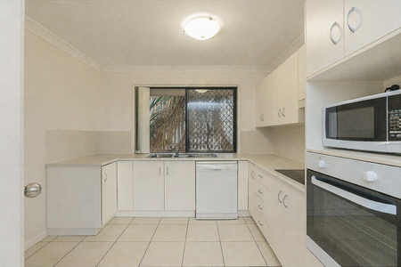 Comfortable Family Living in Peaceful Gracemere Location - Photo 4