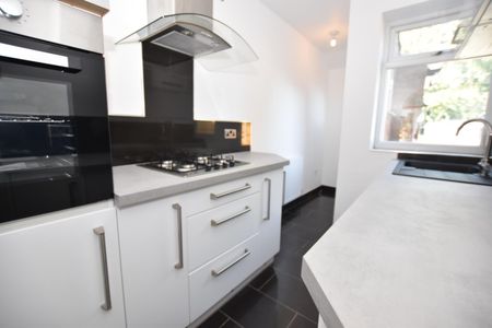 Wyken Croft, Coventry - Refurbished Traditional Mid Terrace - Photo 3