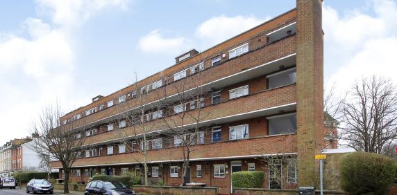 2 bedroom flat in Salcott Road - Photo 2