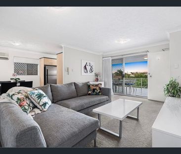 Stylish Greenslopes Living with Space to Spare! - Photo 2