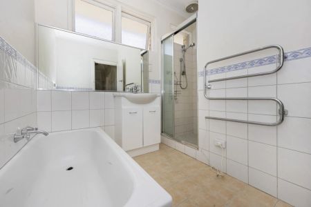 TWO BEDROOM IN QUIET BLOCK - Photo 4