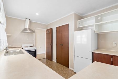 Spacious Family Home with Garage - Unbeatable Location - Photo 3