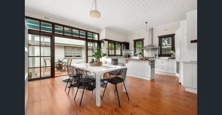 Welcoming and distinctive, with exceptional character!! - Photo 3