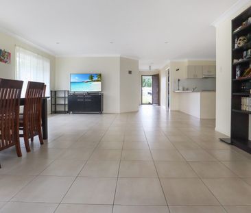 Neat & Modern Family Home - Photo 2