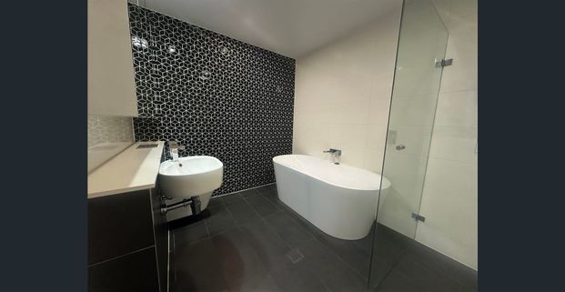 Walk to train & shops - Student-Friendly Apartment - Photo 1