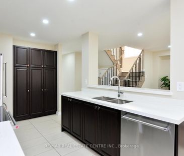 Detached Home For Lease | X8133840 - Photo 4