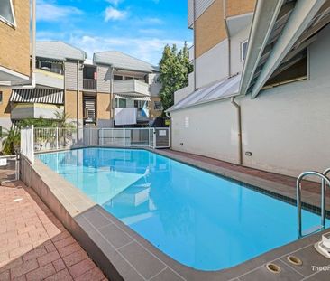 MODERN, IDEALLY LOCATED 3 BEDROOM UNIT. - Photo 6