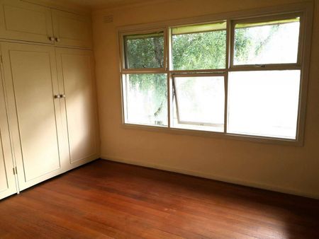 4/5 Bed Bayside Living in Mordialloc - Only 10 mins from the Beach - Photo 2