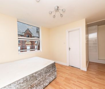 FLAT 2 CRICKETERS TERRACE ARMLEY LS12 1ST - Photo 4