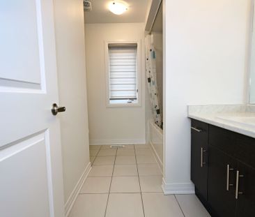 For Lease - 8 Copperhill Heights, Barrie, Ontario - Photo 3