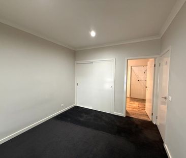 Modern 3 Bedroom Townhouse with Double Garage - Photo 4