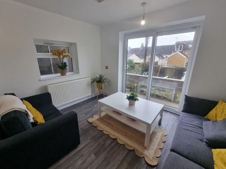 1 bedroom in a house share to rent - Photo 2