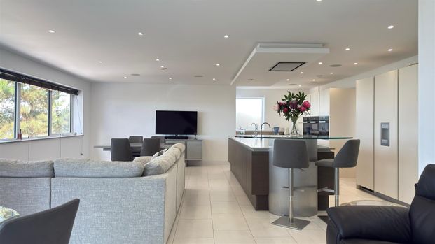 5 Bedroom House - Photo 1