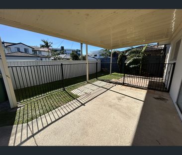 Unit 1/26 Killowill Ave, Paradise Point, Qld 4216 - Photo 1