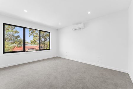 Refined Contemporary Living with Exceptional Finishes - Photo 3