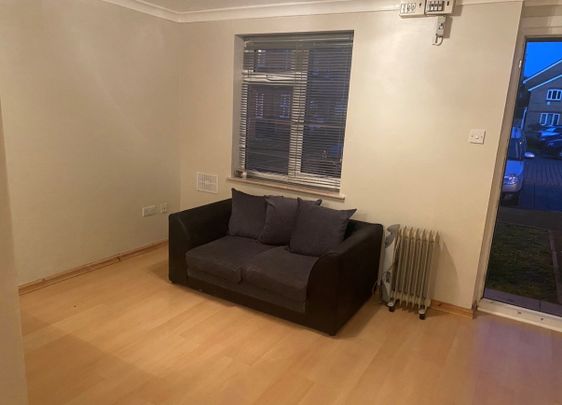 1 Bed Maisonette, Burnham Close, SE1 - Photo 1