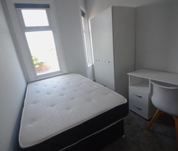 4 bedroom end of terrace house to rent - Photo 1