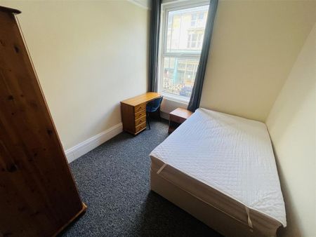 5 bedroom flat to rent - Photo 3