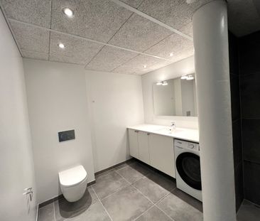 HØJT TIL LOFTET OG GOD PLADS. - Foto 5