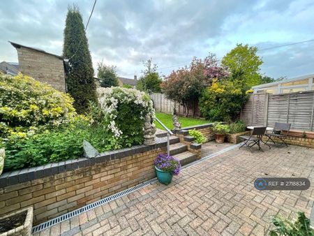 3 bedroom semi-detached house to rent - Photo 5