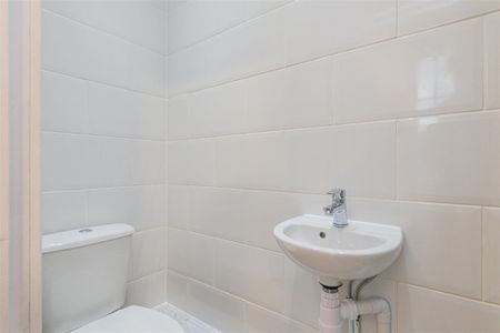 3 bed Apartment To Let - Photo 3