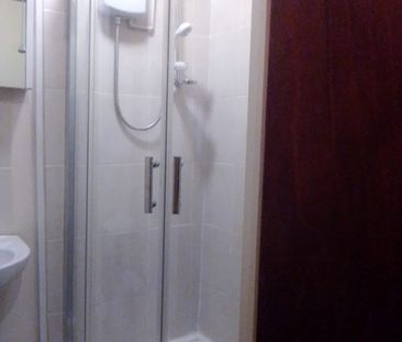 Room in a Shared House, Bingley Road, E16 - Photo 3