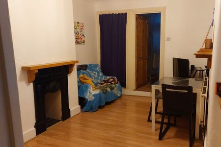 2 Bed Flat, Ling Road, E16 - Photo 2