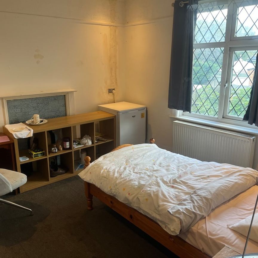 Room in a Shared Flat, Romsey Road, SO16 - Photo 1