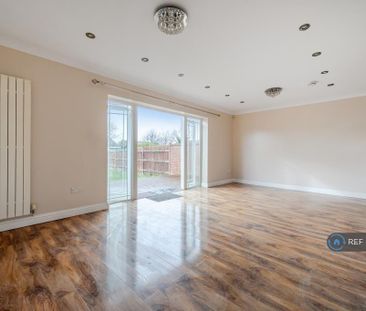 4 bedroom semi-detached house to rent - Photo 1
