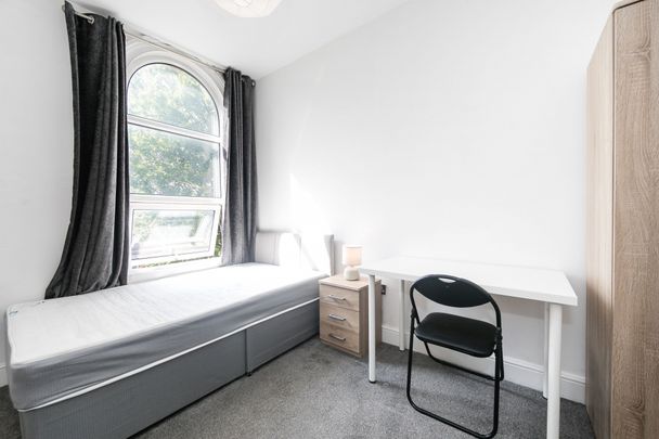 Flat 5, 27 Richmond Road, Headingley, Leeds - Photo 1