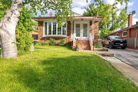 For Lease - 79 Chestermere Boulevard, Toronto, Ontario - Photo 2
