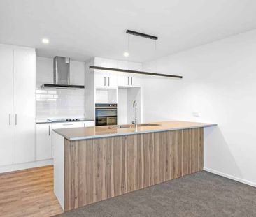 Three Bedroom Beauty! - Photo 2