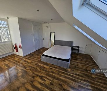 1 bedroom in a house share to rent - Photo 2