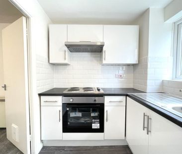 1 bed Flat Porter Close, RM20 - Photo 5
