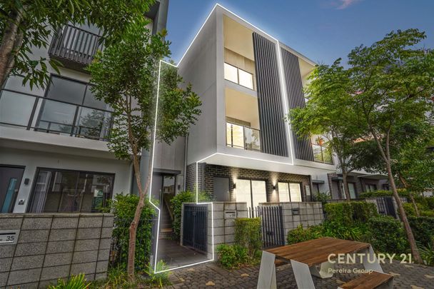 Modern 3 Bedroom Townhouse in Great Location - Photo 1