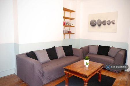 4 bedroom flat to rent - Photo 4