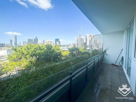 UNFURNISHED 2 BEDROOM APARTMENT IN WEST END WITH CITY VIEWS - Photo 3